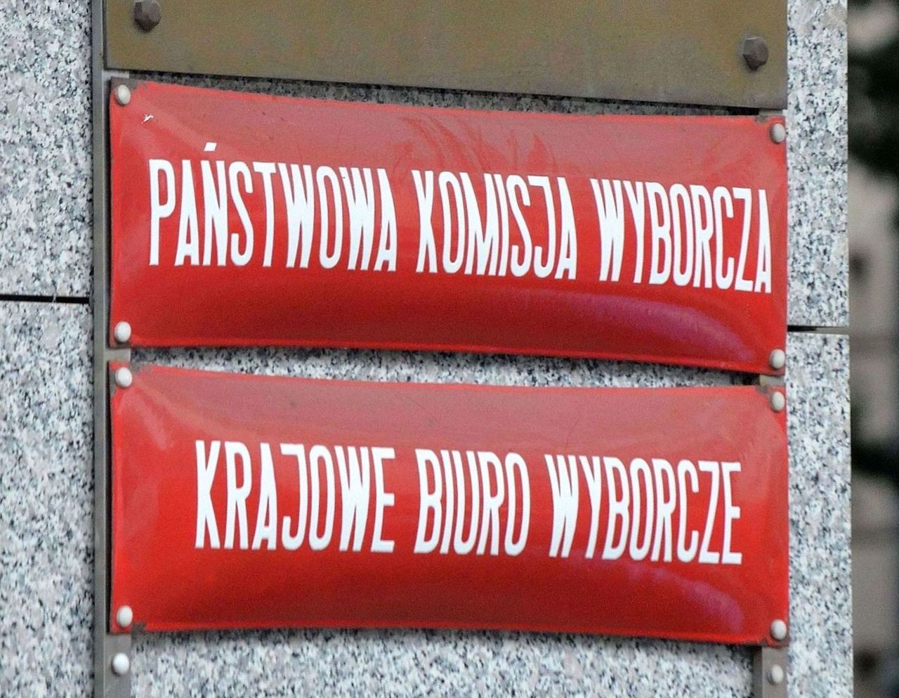 20 osób wdarło się do budynku PKW