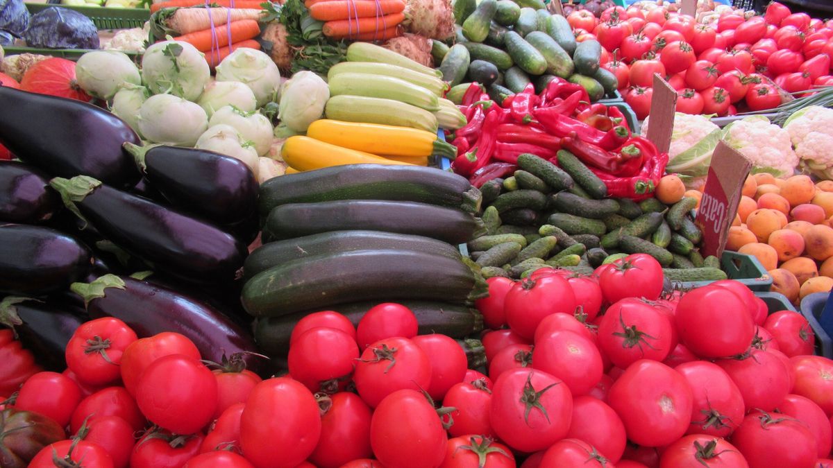 Stock MaBa
PHOTO: ZOFIA I MAREK BAZAK / EAST NEWS 
Warszawa N/z sprzedaz owocow i warzyw na bazarze
ZOFIA BAZAK