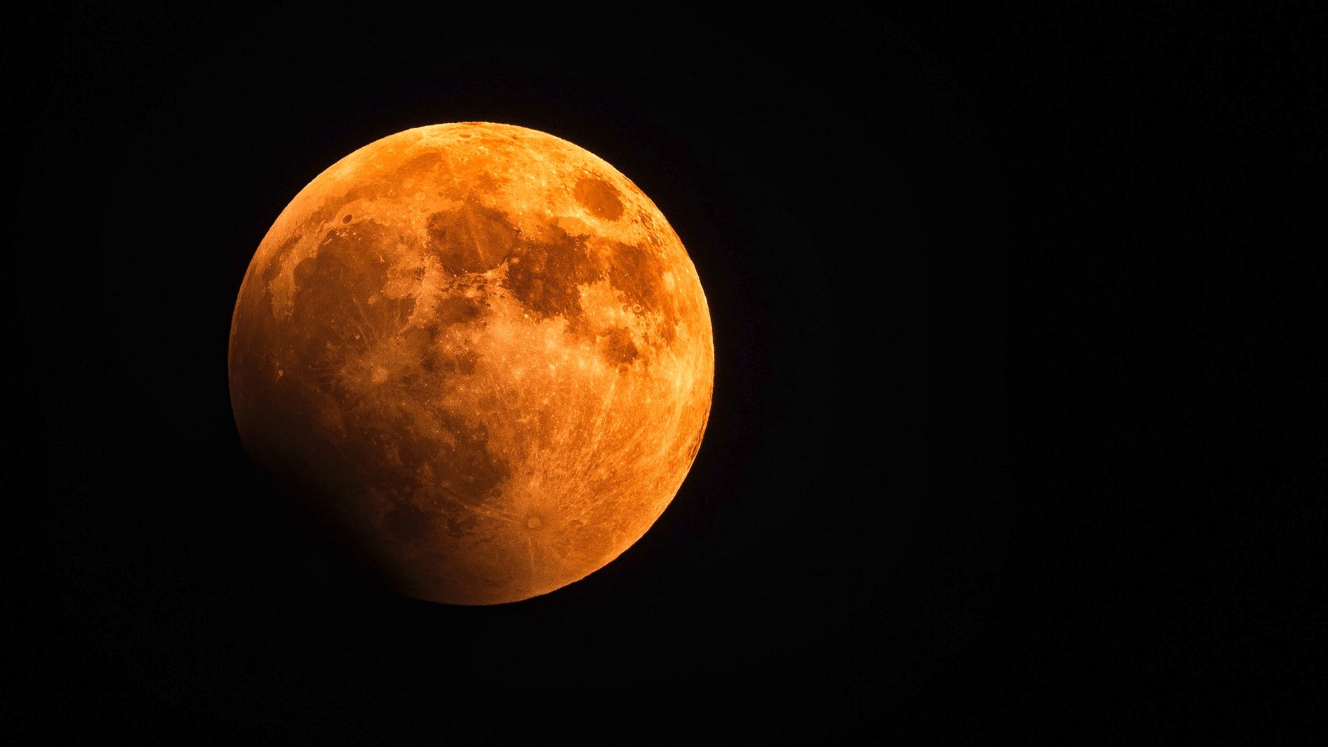 Krwawy Księżyc, czyli pełnia w październiku 2022. Co zwiastuje?