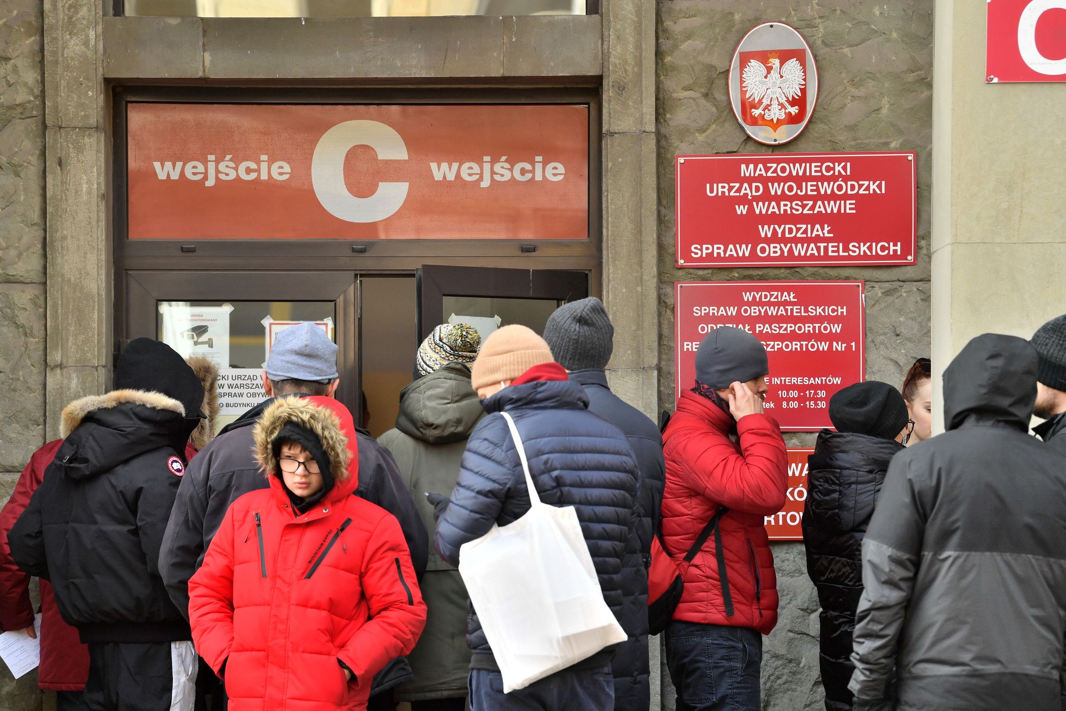 Paszport tymczasowy. Kolejka przed referatem paszportowym Mazowieckiego Urzędu Wojewódzkiego w Warszawie. 