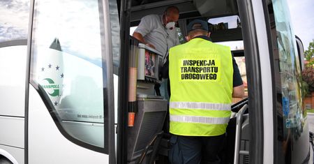 Wakacje 2021. Rodzicu, sprawdź autokar zanim ruszy z twoim dzieckiem. Jak to zrobić?