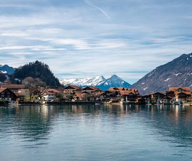 Selfie nad jeziorem z serialu Netfliksa. Władze wioski mają dość