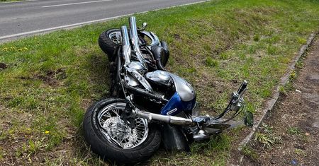 Zderzenie osobówki i motocykla. Kierowca nie miał szans