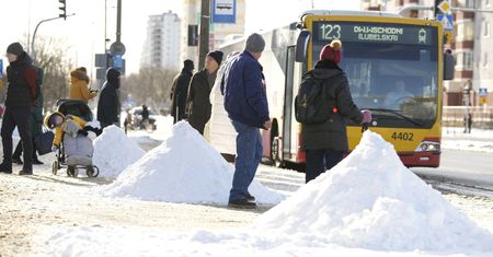 Czy śnieg usprawiedliwia spóźnienie do pracy? Prawniczka wyjaśnia