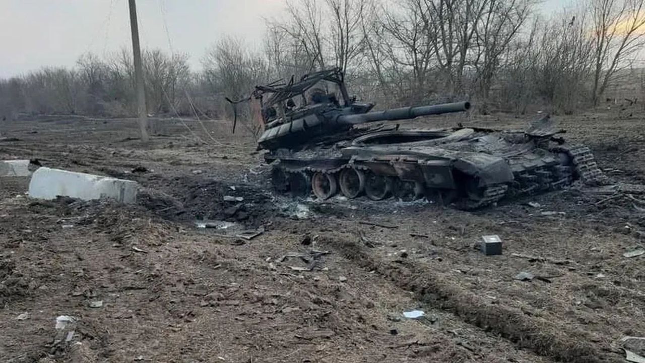 Russian tanks struggle against Ukrainian drone tactics