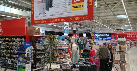 Jak nie dopłacać za bagaż w samolocie? Rozwiązanie jest w markecie