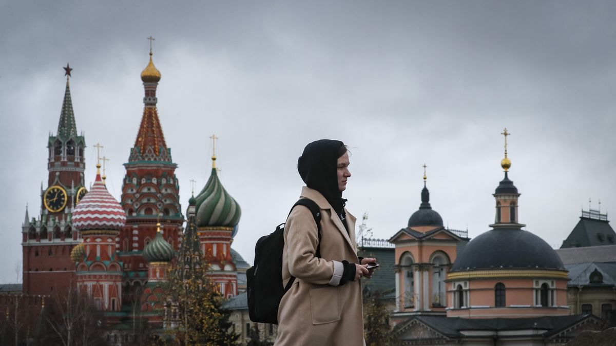 A woman walks in front Moscow Kremlin during a rainy day in Moscow, Russia, 13 November 2023. Temperatures in the Moscow region dropped to four degrees Celsius. EPA/YURI KOCHETKOV Dostawca: PAP/EPA.