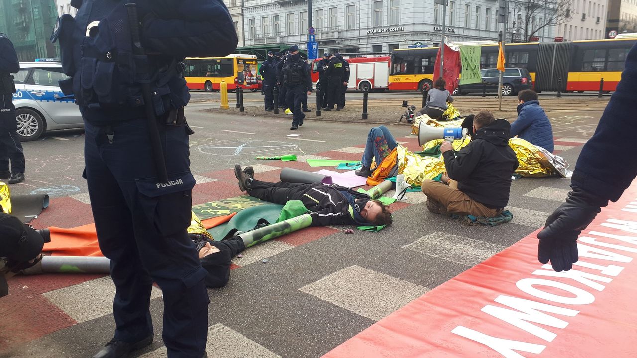 Warszawa. Extinction Rebelion protestuje przeciwko katastrofie klimatycznej