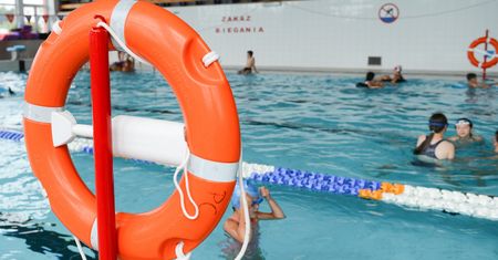 Koronawirus. Zakażeni pracownicy basenów. Dwa ośrodki sportowe na Mazowszu zamknięte