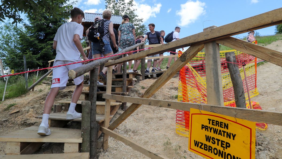 Zakopane, 05.07.2023. Właściciele prywatnych gruntów pobierają opłaty od turystów za przejście szlakiem na Gubałówkę, 5 bm. Pobieranie opłaty 5 zł uzasadniają prawem własności gruntów, przez które przebiega szlak. Nie ma możliwości przejścia za darmo, również przez szlak wytyczony przez PKL wzdłuż kolejki. (mr) PAP/Grzegorz Momot