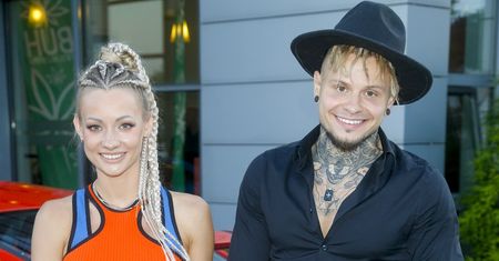 Fit Lovers na okładce magazynu. Zapozowali ze swoim psem