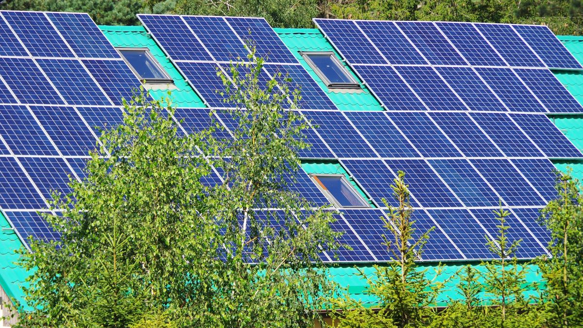 Stock Marek Bazak
PHOTO: ZOFIA I MAREK BAZAK / EAST NEWS N/Z Dach domu jednorodzinnego pokryty niemal w calosci fotowoltaika
ZOFIA BAZAK