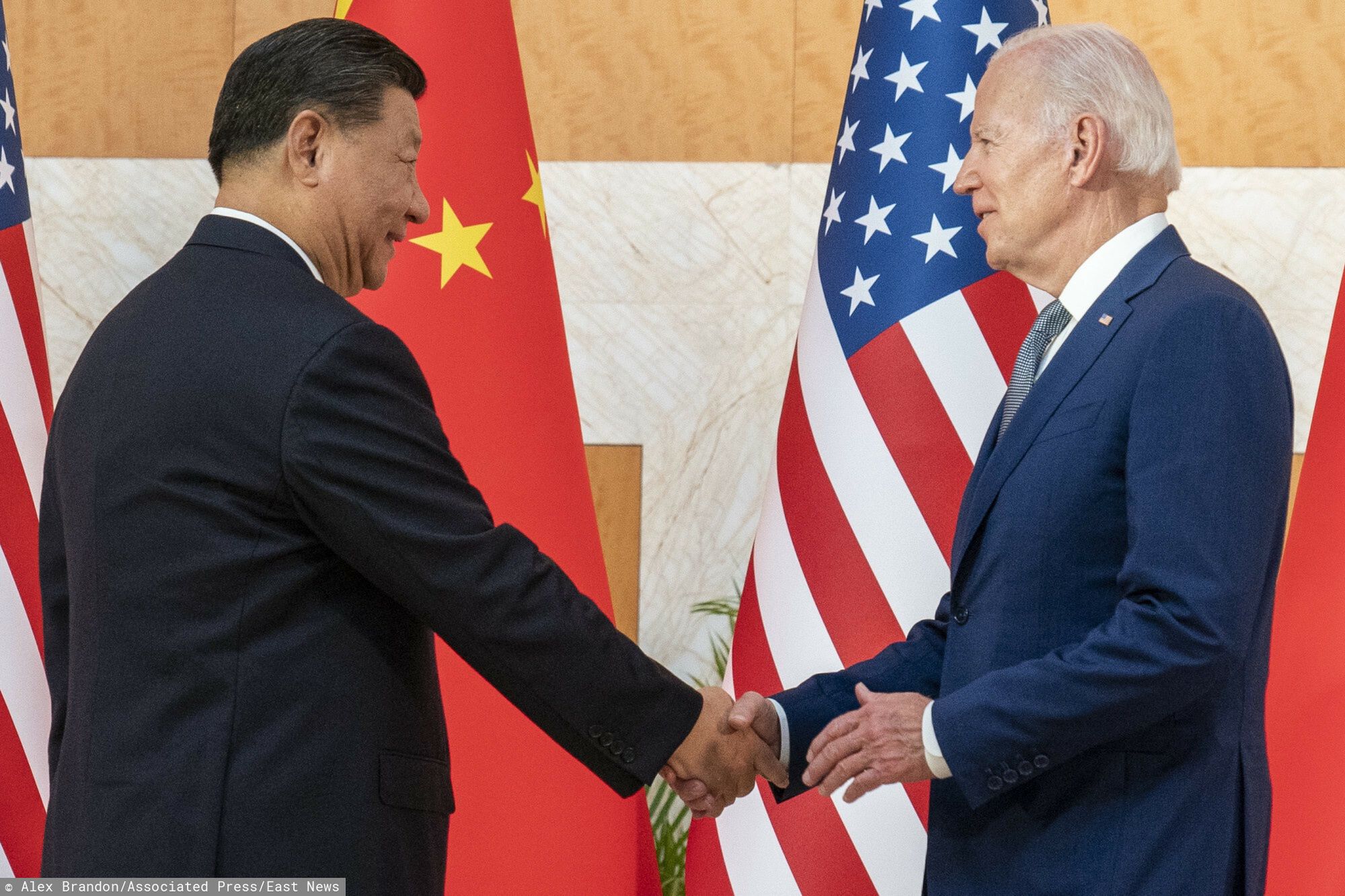 Prezydent USA Joe Biden i przywódca Chin Xi Jinping spotkali się w poniedziałek na szczycie G20 na Bali