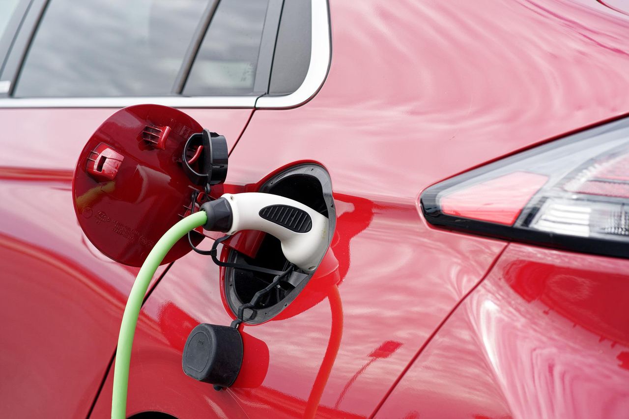 Koniec CPN. Oto porównanie kosztów jazdy elektrykiem i autami spalinowymi