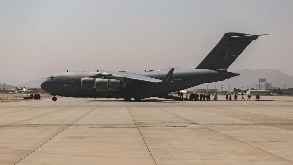 Sytuacja na lotnisku w KabuluAugust 20, 2021 - Kabul, Afghanistan: Evacuees load on to a Boeing C-17 Globemaster III during an evacuation at Hamid Karzai International Airport, Kabul, Afghanistan, Aug. 20. U.S. service members and coalition partners are assisting the Department of State with a Non-combatant Evacuation Operation (NEO) in Afghanistan. (Isaiah Campbell/USMC/Polaris)Isaiah Campbell