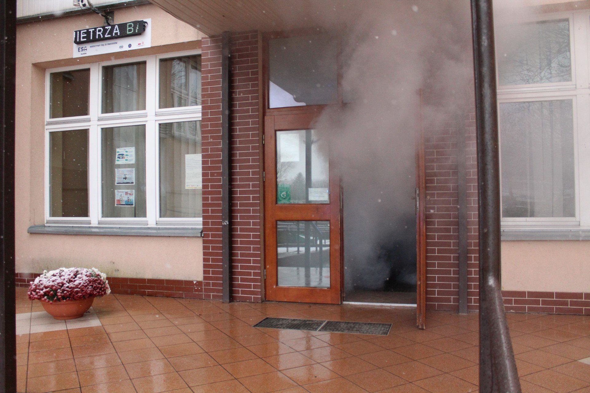 W szkole wybuchł prowizoryczny pożar. 