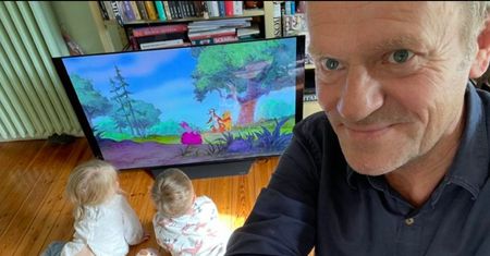 Donald Tusk zabrał wnuczkę na spacer i wrzucił zdjęcie. Pokazał fragment jej twarzy. Kasia będzie zadowolona? (FOTO)