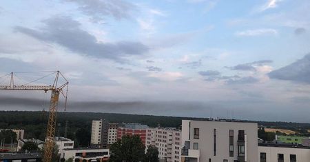 Czarny dym nad Węglinem Południowym. To pożar na pobliskich polach