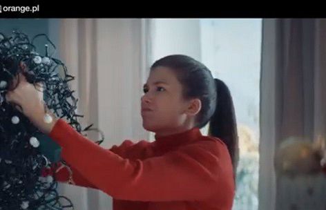 Gorączka świątecznych przygotowań i gwiazdkowe prezenty w bożonarodzeniowej kampanii Orange (wideo)