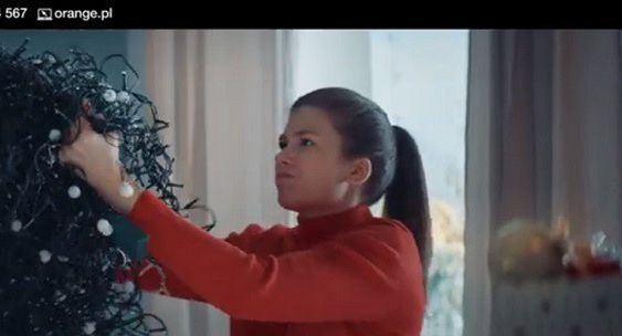 Gorączka świątecznych przygotowań i gwiazdkowe prezenty w bożonarodzeniowej kampanii Orange (wideo)