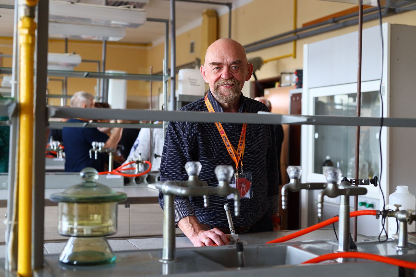 Dużym zainteresowaniem cieszyły się sale chemiczne, gdzie absolwenci z uwagą i ciekawością patrzyli na sprzęt, na którym kiedyś się uczyli