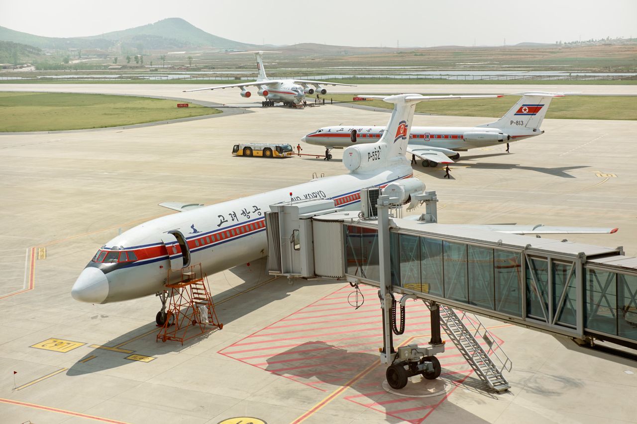 Widok na Tupolewa Tu-135 oraz Iljuszyn Ił-76MD na lotnisku Susan International Airport Pyongyang.