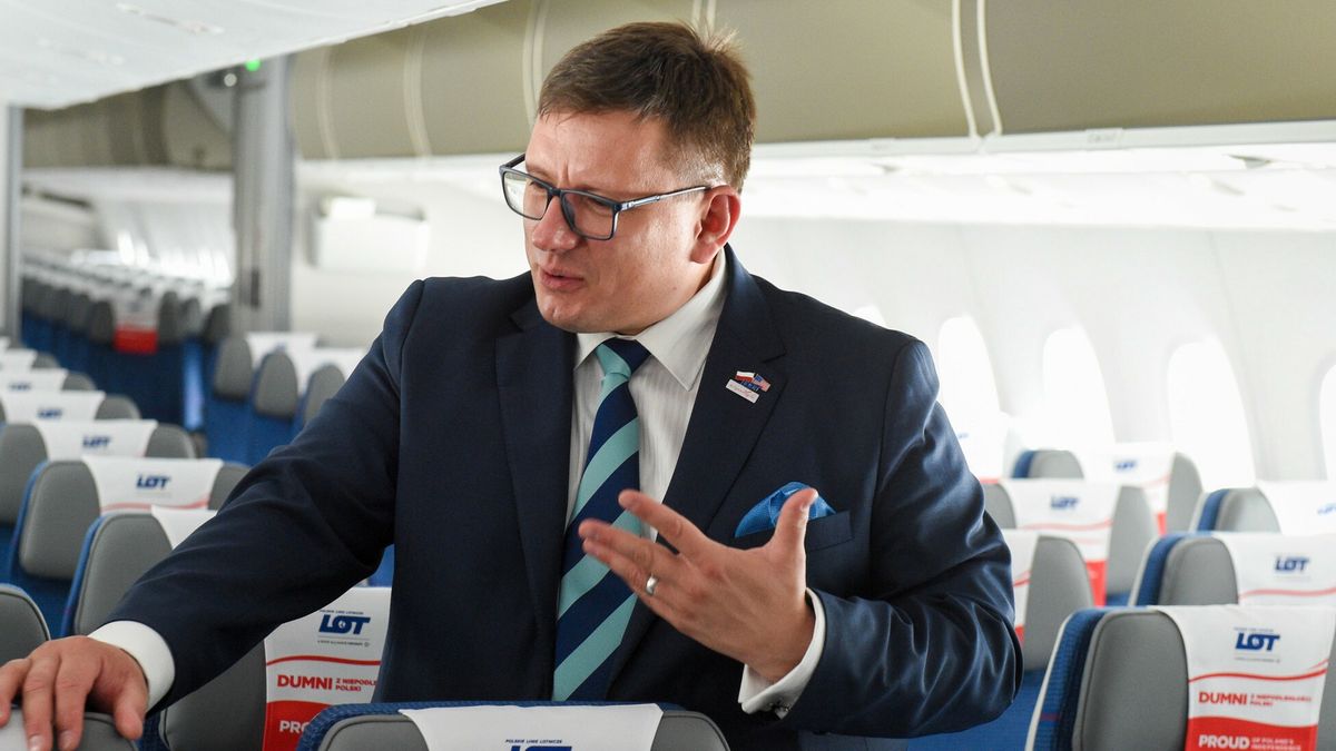 Rafał Milczarski jest prezesem Polskiej Grupy Lotniczej, równocześnie kierując Polskimi Liniami Lotniczymi LOT