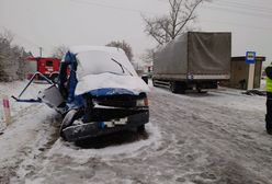 Atak zimy utrudnia jazdę kierowcom. Dwa wypadki, jeden śmiertelny