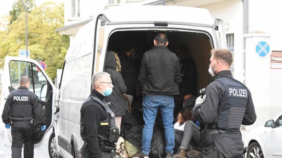 Niemcy. 25 migrantów w busie z Polski 