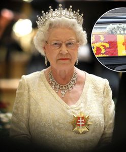 Na trumnie królowej Elżbiety II położono jeden wieniec. Znaczenie kwiatów jest symboliczne