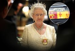 Na trumnie królowej Elżbiety II położono jeden wieniec. Znaczenie kwiatów jest symboliczne