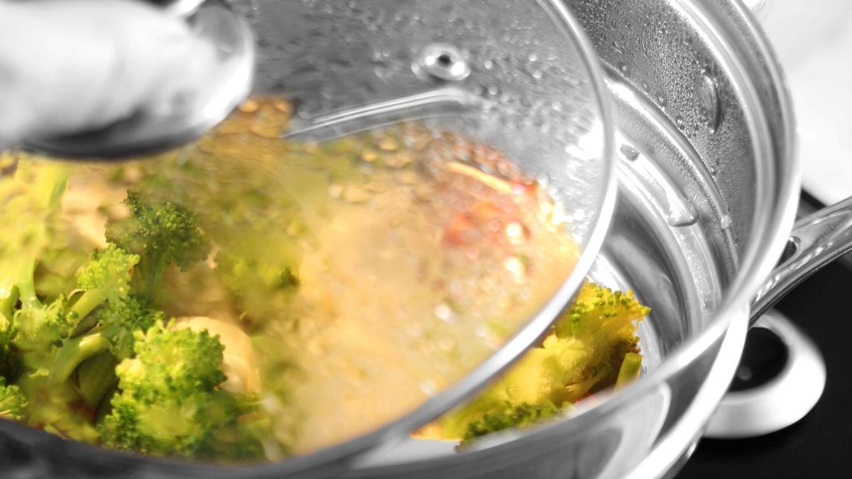 Gotowanie na parze minimalizuje straty w witaminach i minerałach.