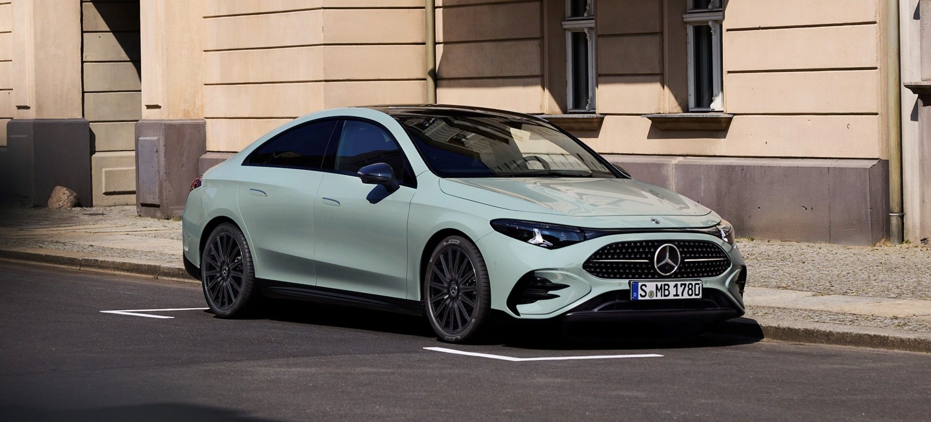 Elektrifiziert und hocheffizient: Der neue CLA Hightech-Hybrid ist ab sofort bestellbarHigh-tech, electrified, highly efficient: the all-new CLA hybrid now available to orderDer neue Mercedes-Benz CLA; Exterieur: AMG Line Plus, aquamint uni The all-new Mercedes-Benz CLA; Exterior: AMG Line Plus, aquamint uniMercedes-Benz Cars, Collections, Internal Combustion Engine, CLA, Latest pictures, NMS Footer, 11 - 2025, Coupé, High-tech, electrified, highly efficient: the all-new CLA hybrid, MediaSite, 2025, Press Releases sorted by years