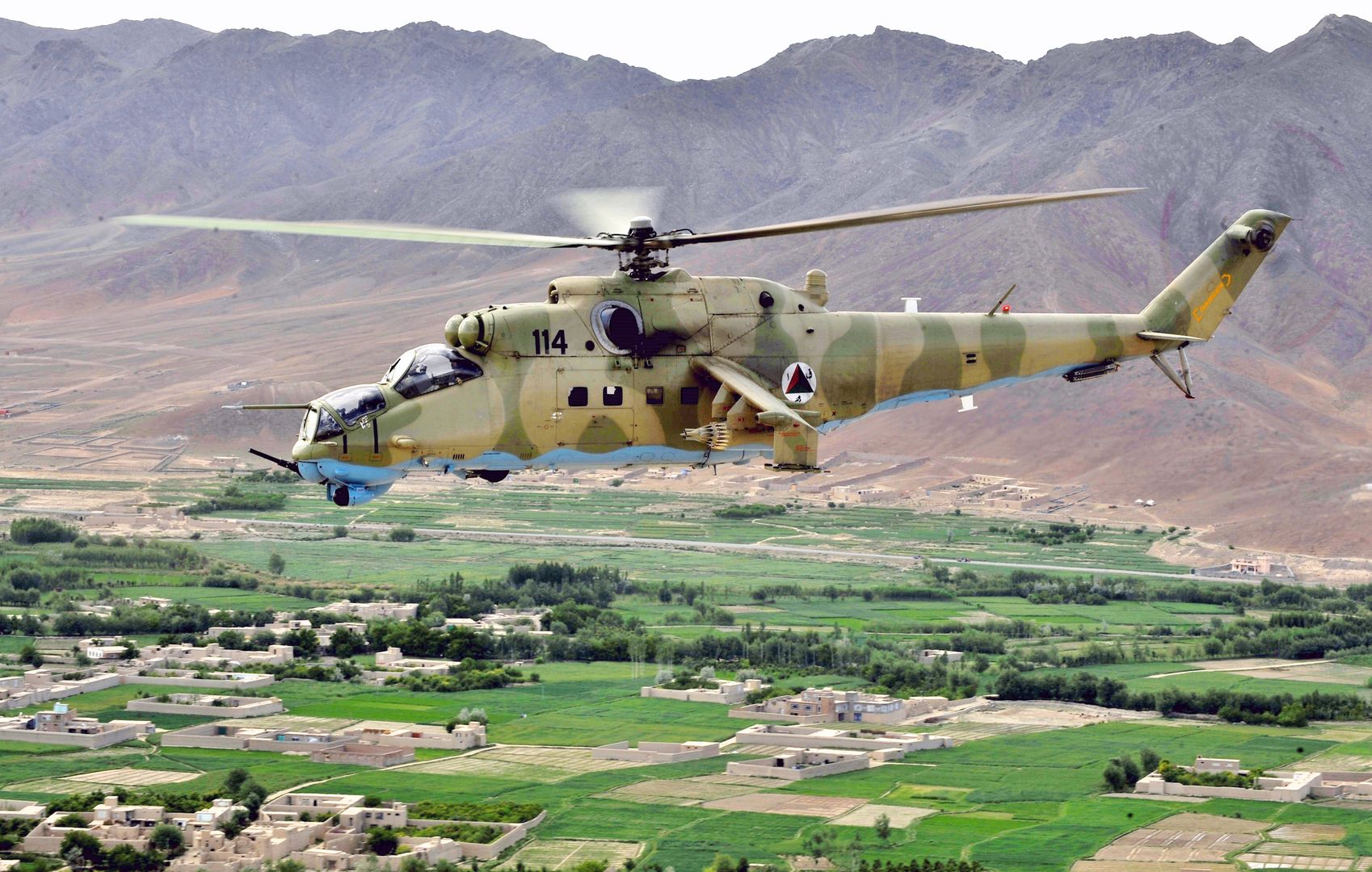 Węgierski Mi-35 podczas lotu ze schowanym podwoziem