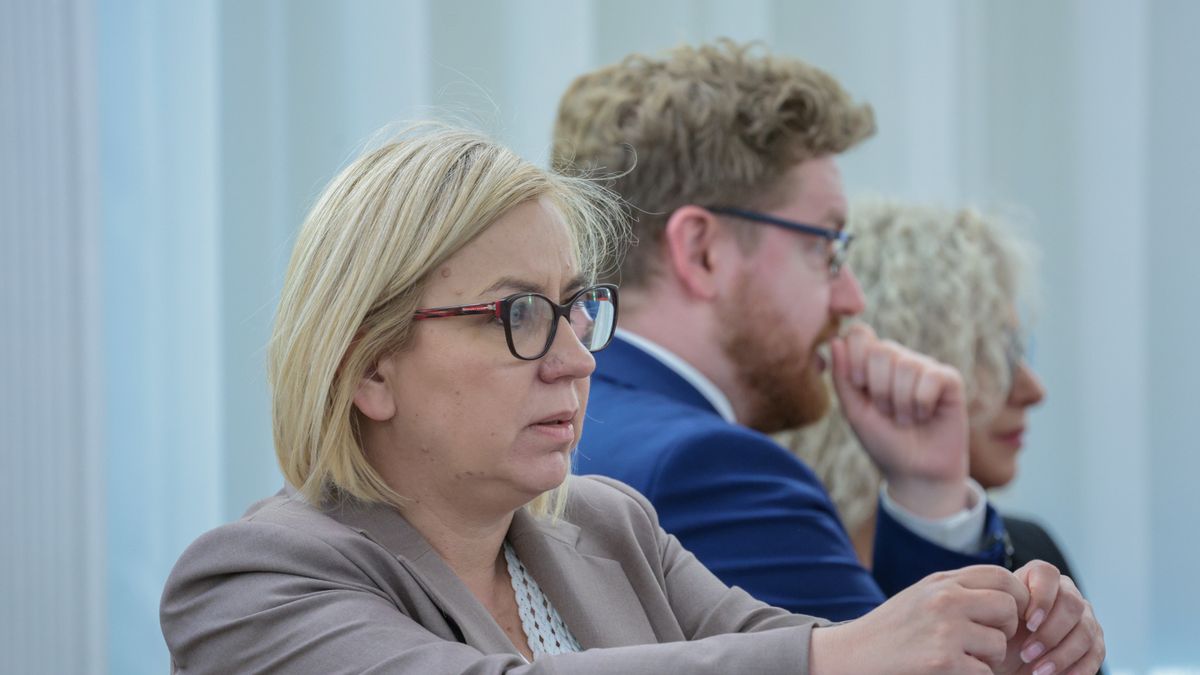 Warszawa, 24.06.2025. Minister klimatu i środowiska Paulina Hennig-Kloska (L) na posiedzeniu rządu w siedzibie Kancelarii Prezesa Rady Ministrów w Warszawie, 24 bm. Rada Ministrów zajmie się m.in. projektem zmian w Kodekscie Pracy oraz projektem ustawy o rynku kryptoaktywów. (amb) PAP/Szymon Pulcyn