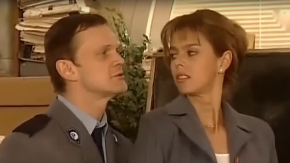 Cezary Pazura i Elżbieta Zającówna w sitcomie "13 posterunek 2"