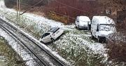 Warszawa: Toyota zsunęła się z nasypu wprost na tory WKD