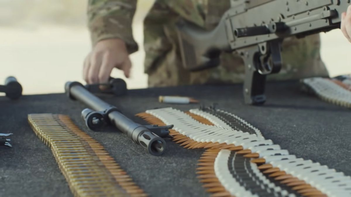 Na zdjęciu karabin maszynowy M240B z dwiema taśmami amunicyjnymi i wymiennymi lufami.