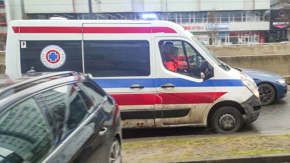BMW uderzyło w samochód osobowy, a następnie w karetkę pogotowia. Zdjęcie ilustracyjne