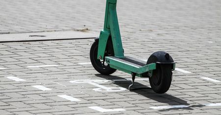 Kraków. 65-latek zmarł po upadku z hulajnogi