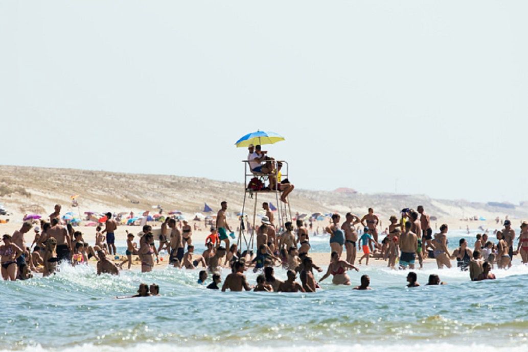 Francja. 100 nudystów zakaziło się COVID-19 na plaży