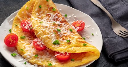 Biorę 2 jajka i serek wiejski. Po chwili mam pyszny i wyjątkowo puszysty omlet
