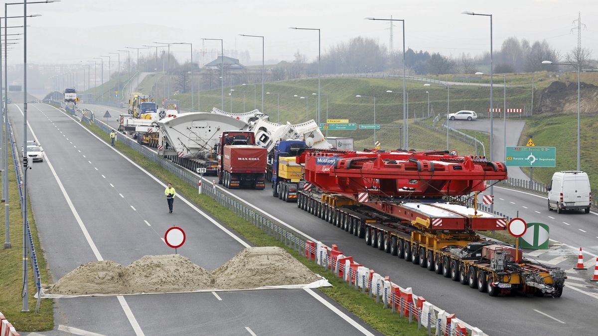 Konwój tarczy TBM w Rzeszowie28.11.2022 Rzeszow , droga S19 , zjazd w ulice 9 Dywizji Piechoty . Konwoj z elementami maszyny TBM , ktora wydrazy tunel w ramach budowy odcinka drogi ekspresowej S19 Rzeszow Poludnie - Babica .Fot. Patryk Ogorzalek / Agencja Wyborcza.plFot. Patryk Ogorzalek / Agencja Wyborcza.plulice, droga, trasa, transport, konwoj, element, maszyna, urzadzenie, tarcza, drazenie, tunel, budowa, odcinek, czesc, ekspresowa, tunelownica, tunnel, boring, machine, /FR/