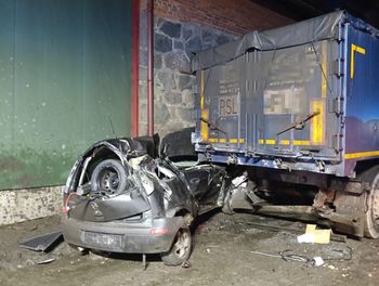 Rąbczyn: Opel wbił się w ciężarówkę. Kierowca nie żyje