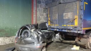 Rąbczyn: Opel wbił się w ciężarówkę. Kierowca nie żyje