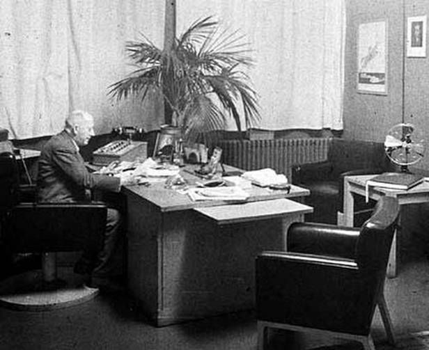 Julius Fromm w swoim biurze