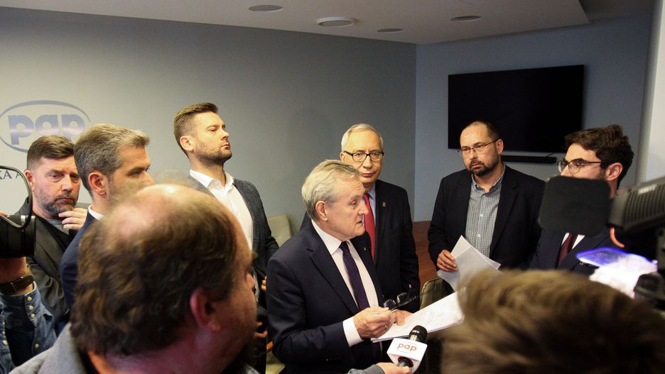 Warszawa, 20.12.2023. Powołany 19.12.2023 przez ministra kultury Bartłomieja Sienkiewicza na stanowisko prezesa Polskiej Agencji Prasowej Marek Błoński (2P), odwołany Wojciech Surmacz (L) i poseł PiS Piotr Gliński (C) w siedzibie Polskiej Agencji Prasowej, 20 bm. (ad) PAP ***Zdjęcie do depeszy PAP pt. Interwencja poselska parlamentarzystów PiS w PAP.***