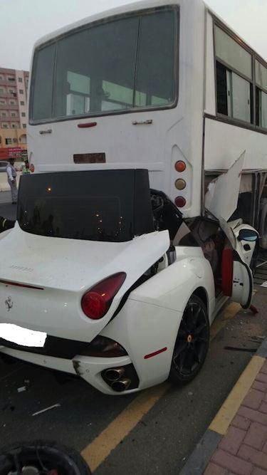 Ferrari California parkuje pod autobusem 3