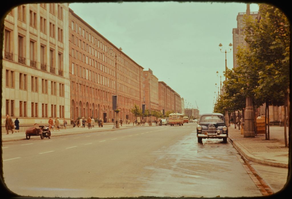 Nostalgiczna Warszawa lat 50. na nieznanych, kolorowych zdjęciach profesora z USA 36