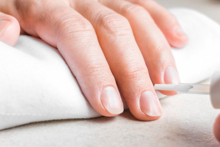 Regenerum do paznokci skutecznie chroni przed negatywnym wpływem czynników zewnętrznych